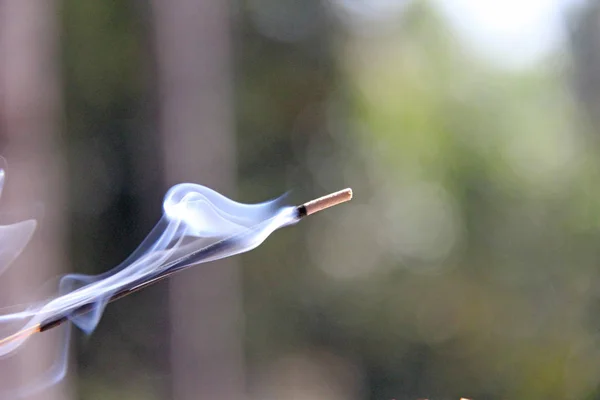 Varilla de incienso y humo de la quema de incienso. Hermoso humo. B) — Foto de Stock