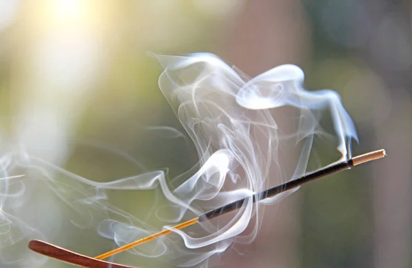 Pau de incenso e fumo da queima de incenso. Belo fumo. B — Fotografia de Stock