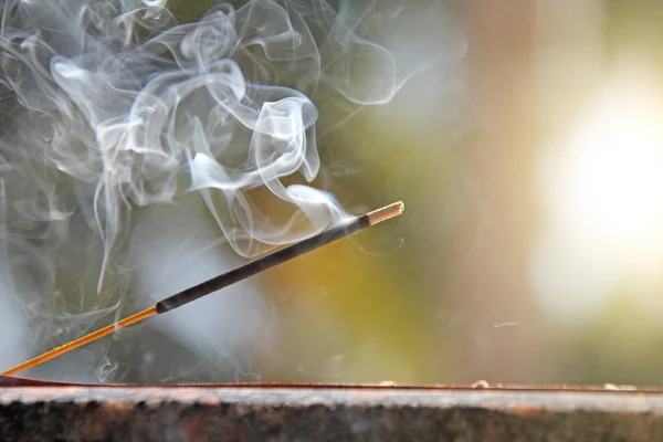 Pau de incenso e fumo da queima de incenso. Belo fumo. B — Fotografia de Stock