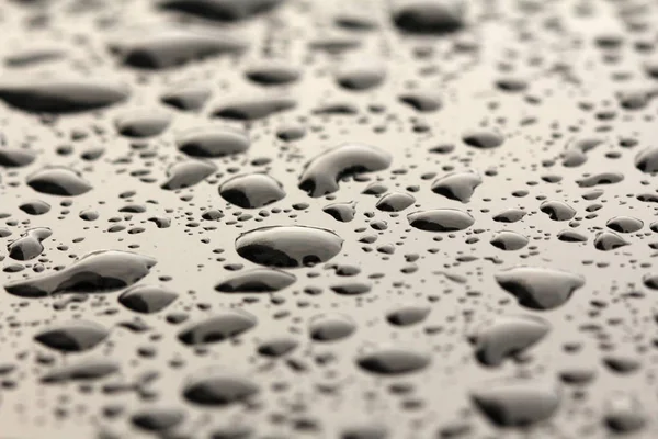 Краплі дощу або краплі води на капоті автомобіля. Краплі дощу o — стокове фото