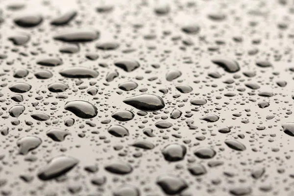 Gotas de chuva ou gota de água na capa do carro. Gotas de chuva o — Fotografia de Stock