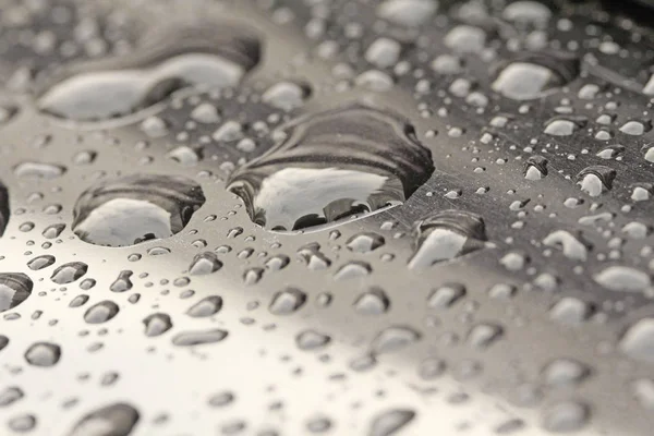 Gotas de chuva ou gota de água na capa do carro. Gotas de chuva o — Fotografia de Stock