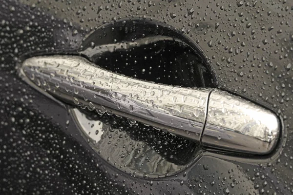 Metal Silver Handle of the Black Car in the Droplets of the Wate — Stock Photo, Image