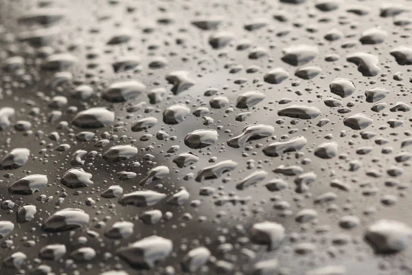 Gotas de chuva ou gota de água na capa do carro. Gotas de chuva o — Fotografia de Stock