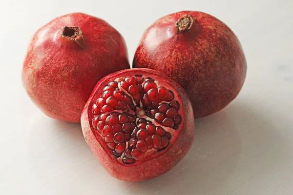 Grote rijpe rode Granetten of granaten. Vruchten van rode rijpe granaatappel — Stockfoto