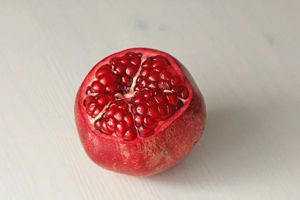 Grote rijpe rode schelpen of Garnet. Vruchten van rode rijpe granaatappel op — Stockfoto