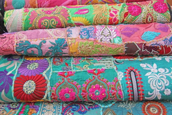 Telas de colores brillantes adornos de la India y dibujos orientales. Es... —  Fotos de Stock