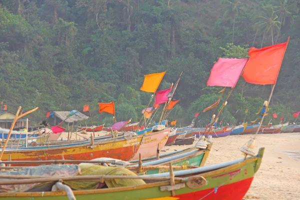 Bright colorful boats with flags for catching fish stood on the — Stock Photo, Image