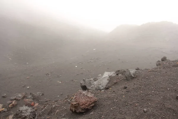 Вулкан Етна. Кратер вулкана Етна. Чорна вулканічна Земля, — стокове фото