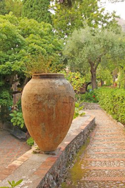 Parkta Büyük Seramik Terracotta Pot. Ta Botanik Bahçesi