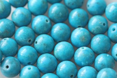 Turkuaz. Doğal turkuaz taş, yuvarlak boncuklar. t'nin arka planı