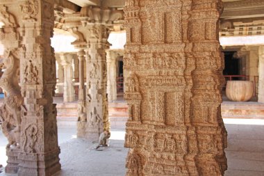 Shiva Virupaksha Tapınağı, Hamp sütunüzerinde taş bas kabartmalar