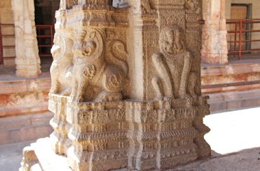 Shiva Virupaksha Tapınağı, Hamp sütunüzerinde taş bas kabartmalar