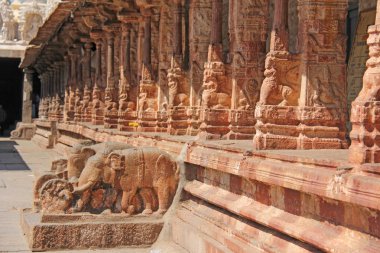 Shiva Virupaksha Tapınağı, Hamp sütunüzerinde taş bas kabartmalar