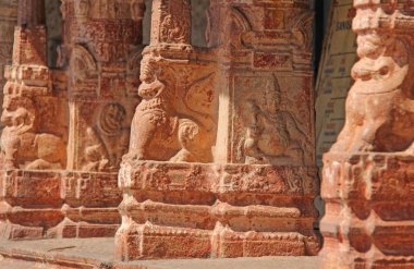 Shiva Virupaksha Tapınağı, Hamp sütunüzerinde taş bas kabartmalar