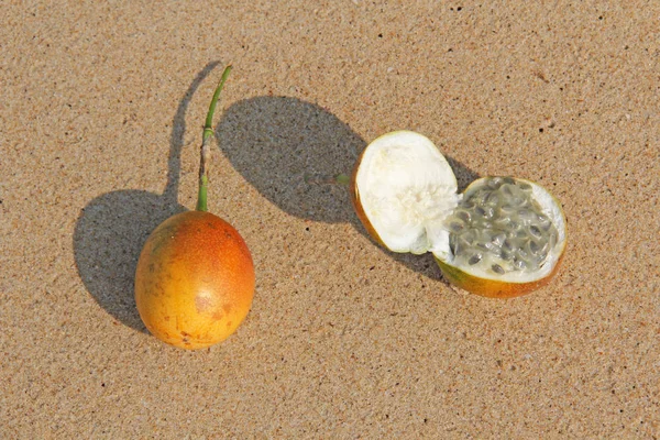 Dos naranjas abiertas de maracuyá con semillas. Primer plano de la fruta de la pasión — Foto de Stock