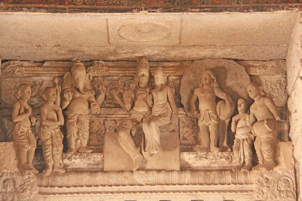 Baixo-relevos de pedra na coluna no Templo de Shiva Virupaksha, Hamp — Fotografia de Stock