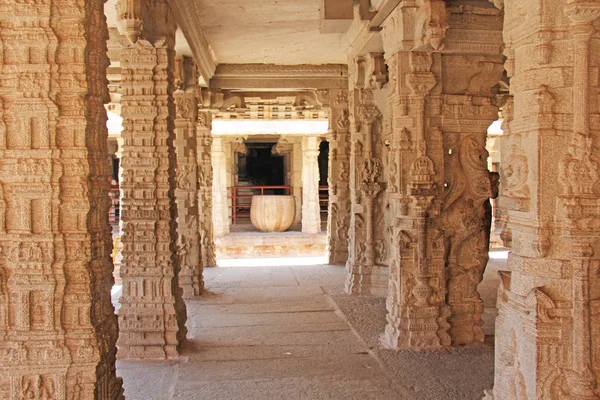 Bajorrelieves de piedra en la columna del templo Shiva Virupaksha, Hamp — Foto de Stock