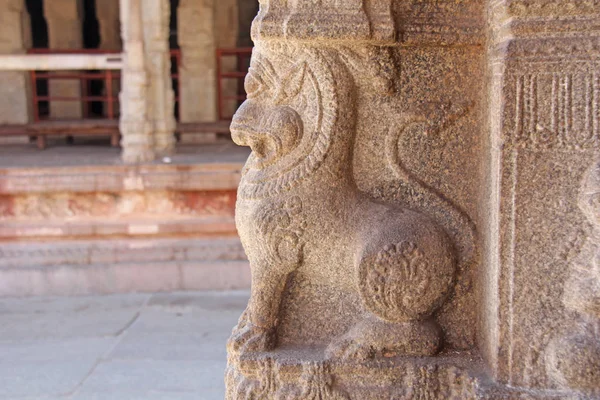シヴァ・ヴィルパクシャ寺院の柱の石の低音レリーフ, ハンプ — ストック写真