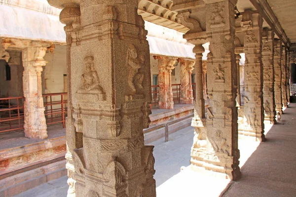 Bas-reliefs en pierre sur la colonne dans le temple Shiva Virupaksha, Hamp — Photo