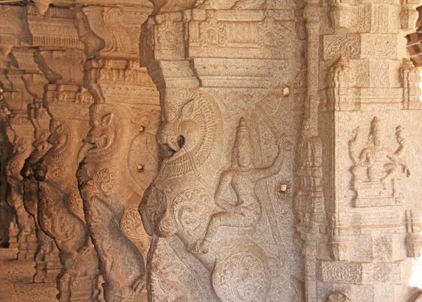 Bajorrelieves de piedra en la columna del templo Shiva Virupaksha, Hamp —  Fotos de Stock