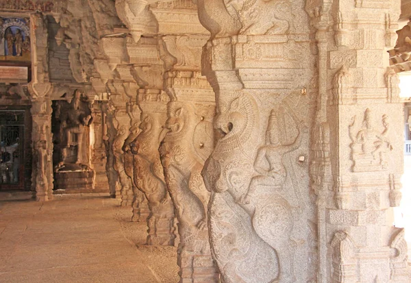 Bas-reliefs en pierre sur la colonne dans le temple Shiva Virupaksha, Hamp — Photo