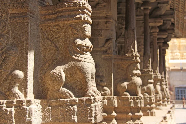 Bassorilievi in pietra sulla colonna del Tempio di Shiva Virupaksha, Hamp — Foto Stock