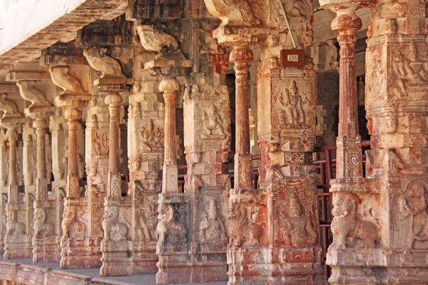 Baixo-relevos de pedra na coluna no Templo de Shiva Virupaksha, Hamp — Fotografia de Stock