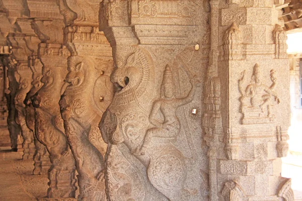 Bas-reliefs en pierre sur la colonne dans le temple Shiva Virupaksha, Hamp — Photo