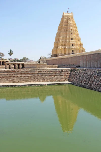 Shiva Virupaksha-tempel en groene vijver, groen water. Hampi, Karn — Stockfoto