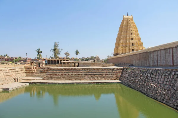 Shiva Virupaksha-tempel en groene vijver, groen water. Hampi, Karn — Stockfoto