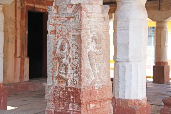 Stein Basreliefs auf der Säule in Shiva virupaksha Tempel, Hamp — Stockfoto
