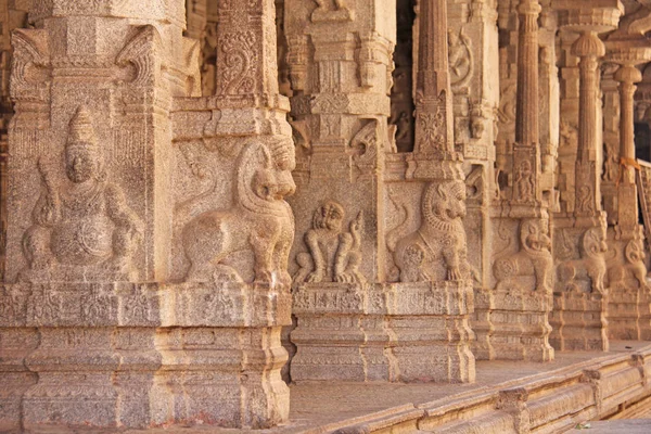 Stone bas-reliefs on the column in Shiva Virupaksha Temple, Hamp — Stock Photo, Image