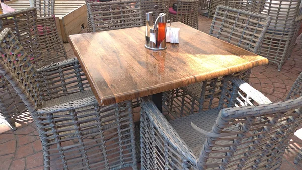 Tomt bord och stolar på sommarcaféet. Sommarrestaurang — Stockfoto
