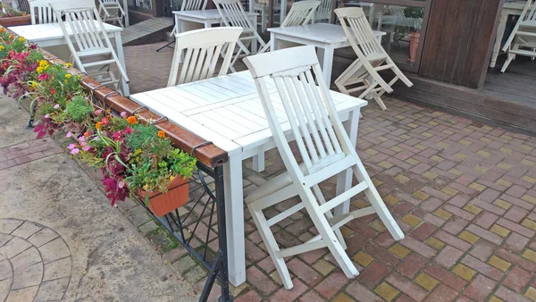 Prázdný bílý stůl a židle v letní kavárně. Letní restaurace — Stock fotografie