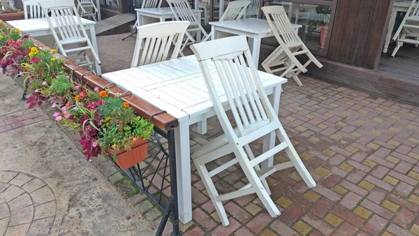 Empty white table and chairs in a summer cafe. Summer restaurant — Stock Photo, Image