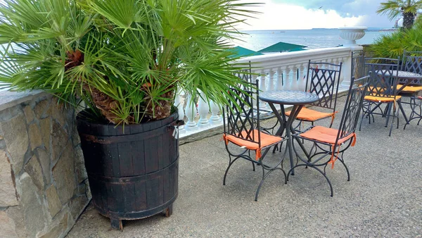 Mesa vazia e cadeiras em um café de verão. Restaurante de verão — Fotografia de Stock