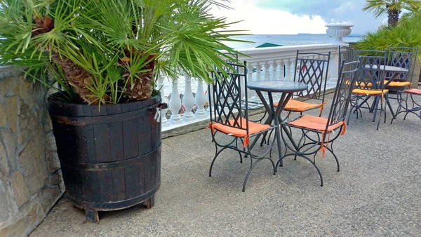 Mesa vazia e cadeiras em um café de verão. Restaurante de verão — Fotografia de Stock