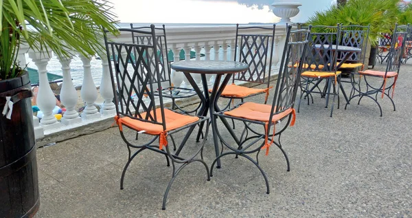 Üres asztal és székek egy nyári kávézóban. Nyári étterem — Stock Fotó