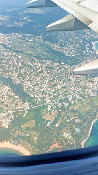 Samolot widok skrzydła z okna na pochmurne niebo Ziemia — Zdjęcie stockowe