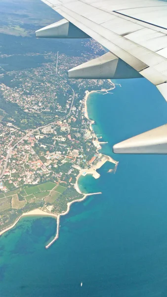 Θέα στην πτέρυγα του αεροπλάνου από το παράθυρο στον συννεφιασμένο ουρανό της γης — Φωτογραφία Αρχείου