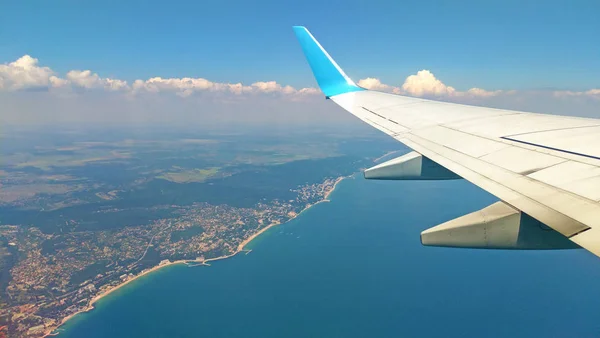 Avião vista de asa fora da janela no céu nublado A Terra — Fotografia de Stock