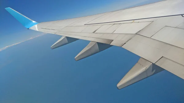 Ala aereo vista dalla finestra sul backgroun cielo nuvoloso — Foto Stock