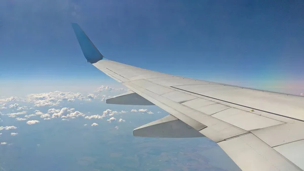 Avião vista asa fora da janela no céu nublado backgroun — Fotografia de Stock