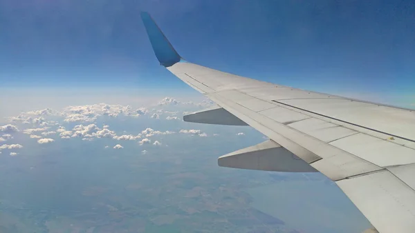 흐린 하늘 백그룬의 창 밖으로 비행기 날개 보기 — 스톡 사진