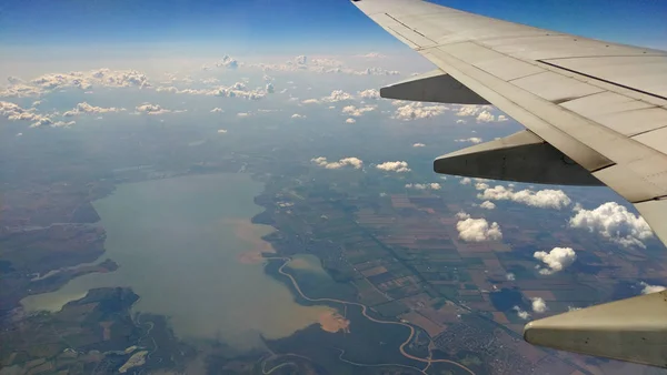 飞机翼视图窗外的阴天地球 — 图库照片