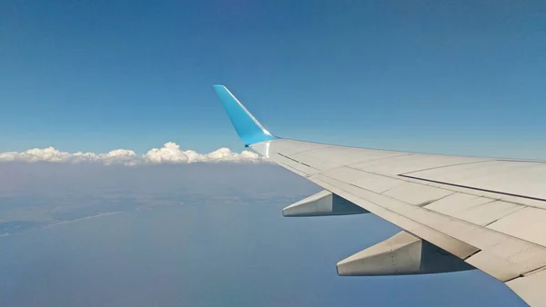 Avião vista asa fora da janela no céu nublado backgroun — Fotografia de Stock