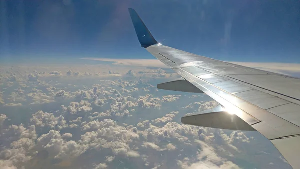 Výhled do letadla z okna na zamračené obloze — Stock fotografie