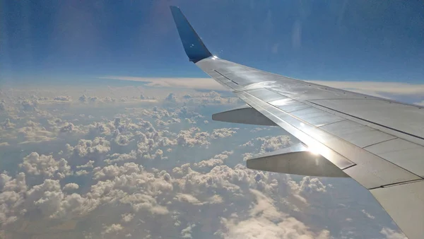 Avión ala vista por la ventana en el cielo nublado backgroun —  Fotos de Stock