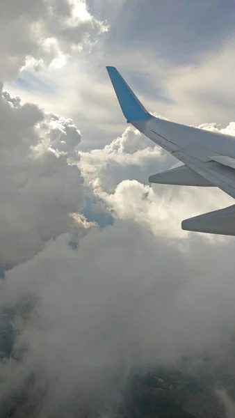 Вид на крило літака з вікна на хмарному небі — стокове фото